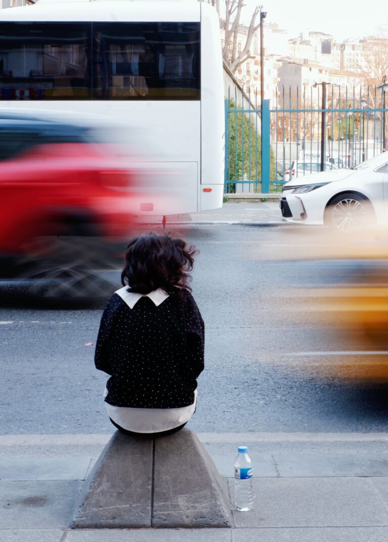 Persona che osserva le macchine in movimento